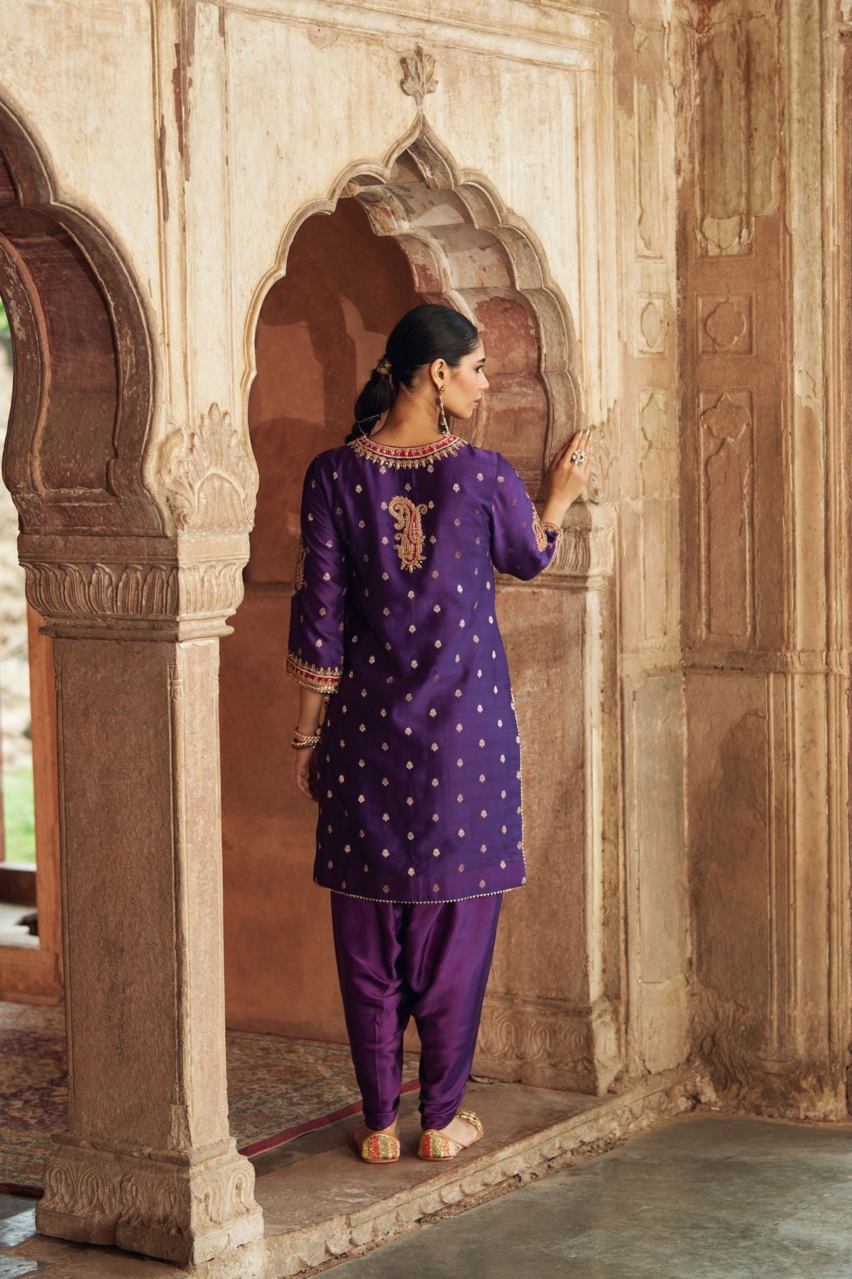 FAHMIDA - DEEP PURPLE SHORT KURTA WITH TULIP PANT (Lxrts)