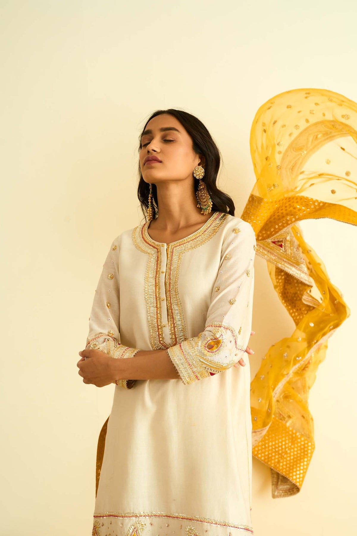 Asfi Javed IN Shafna Daisy Ivory short kurta with garara and dupatta